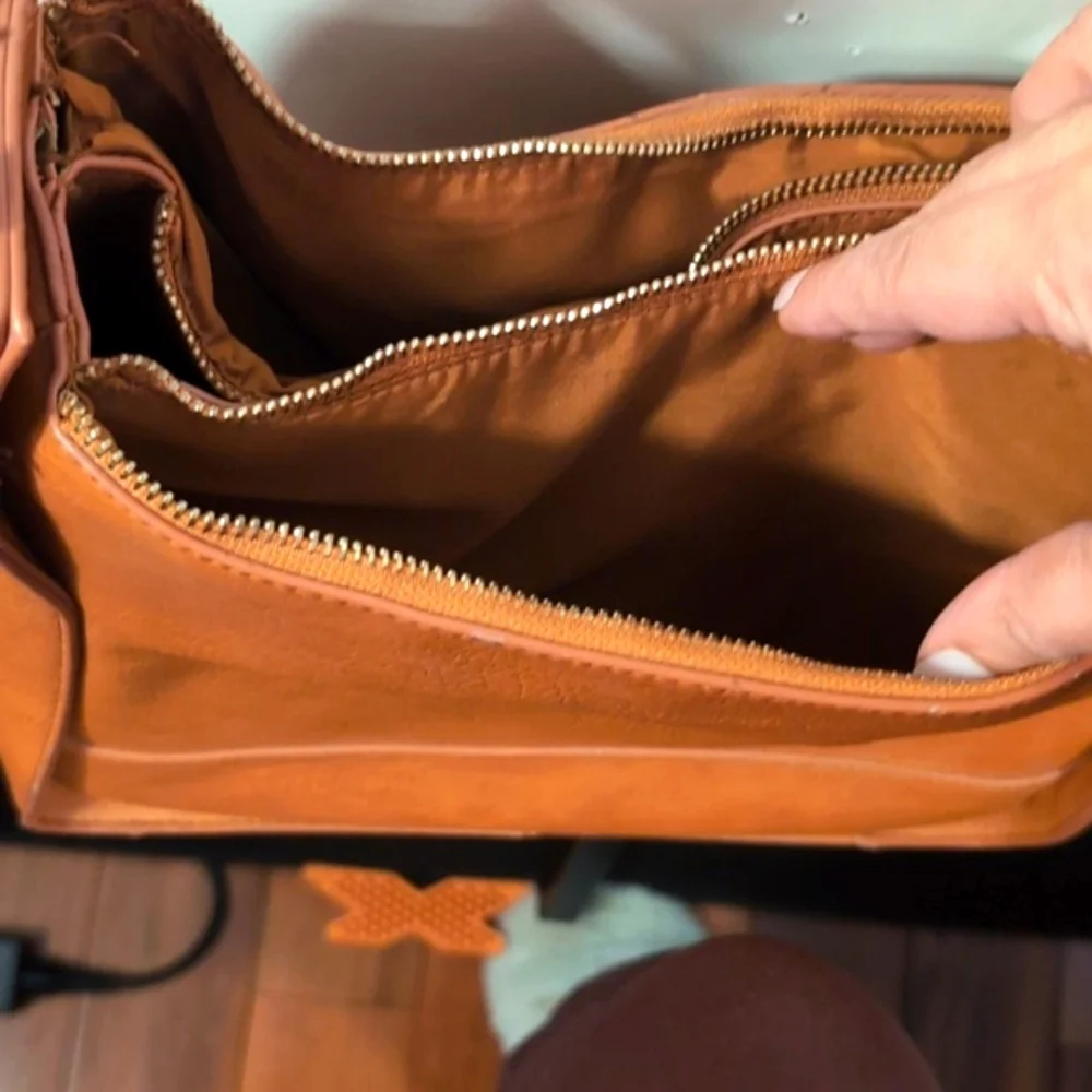 Express Elegant Tan Leather Shoulder Bag